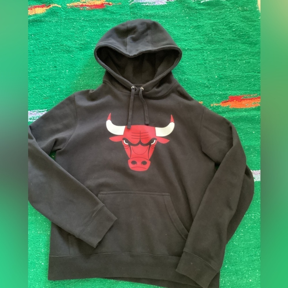 CHICAGO BULLS SWEATSHIRT size M Black Fanatics
Pit to pit 20”
Length 24”
CR125